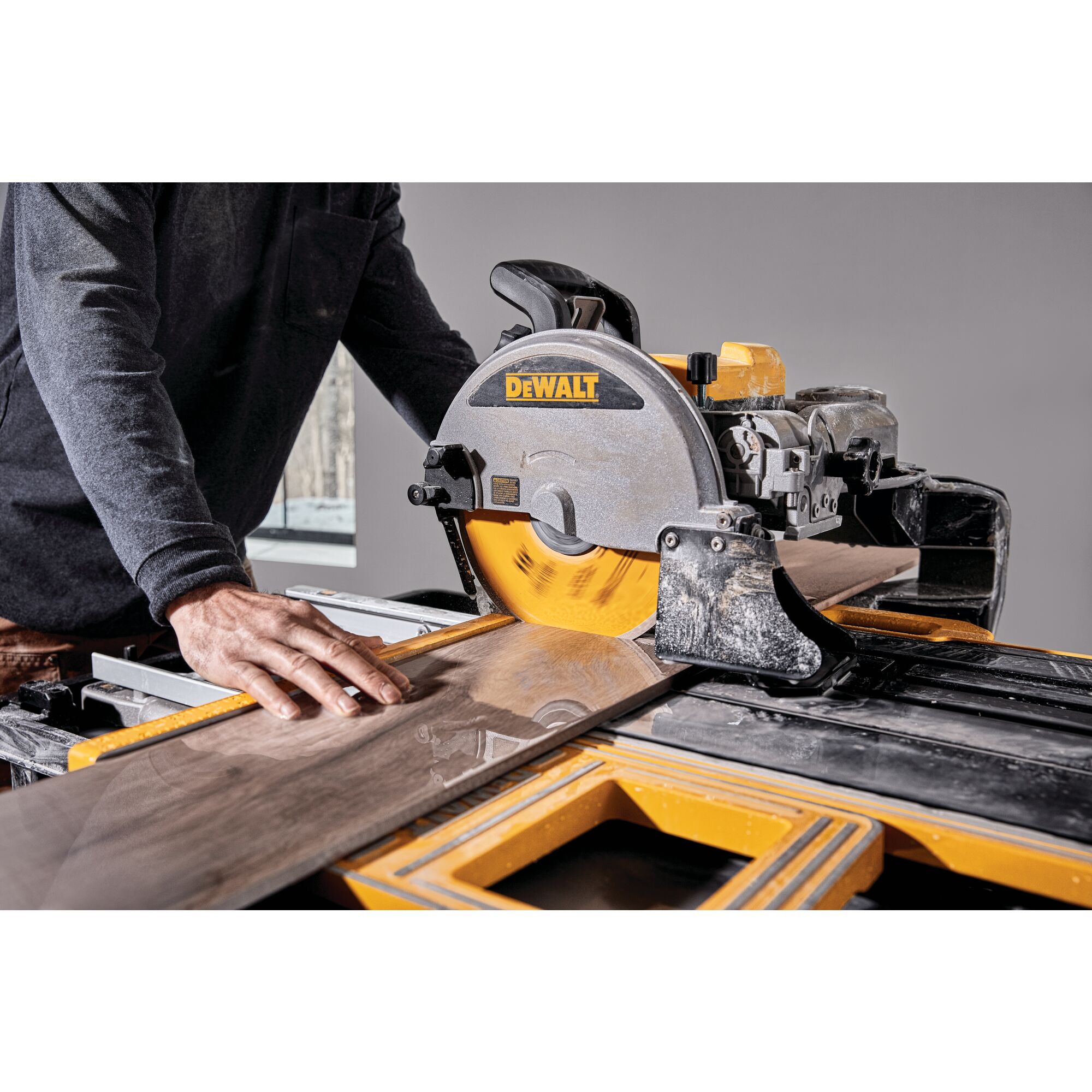 250mm Large Capacity Slide Table Wet Tile Saw DEWALT